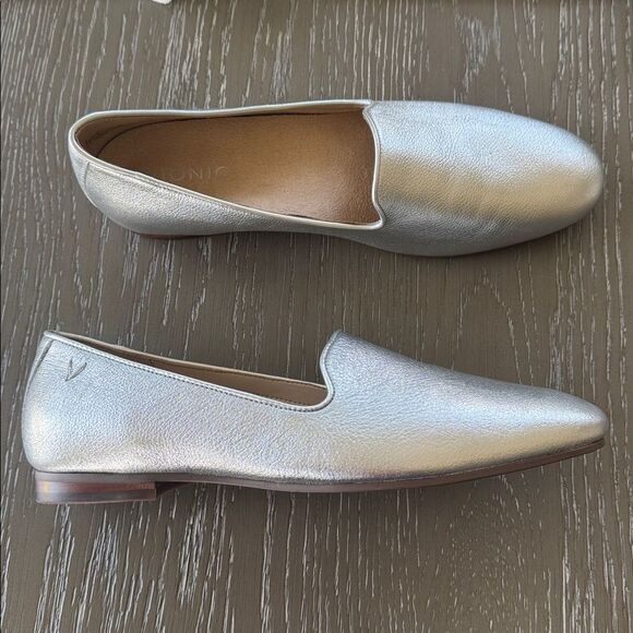Vionic WILLA Leather Shimmering Metallic Silver Flats Loafers Shoes Size 9 NWOB - Picture 1 of 12